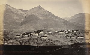 Byn Kibber, Spiti, med Chikkim i bakgrunden av Samuel Bourne