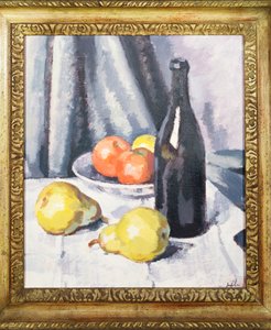 Äpplen, päron och en svart flaska på ett draperat bord, c.1928