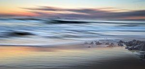 Suddig solnedgång över havet