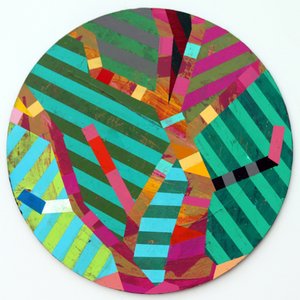 Twixt Heaven & Earth XII-A (akryl på cirkulär skiva) av Sara Hayward