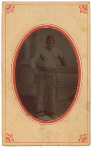 Porträtt av en man som håller i verktyg,ca. 1875 (foto) av Sarah Luse Larimer