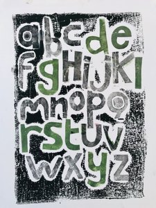 Alfabetet, 2020, (monoprint) av Sarah Thompson-Engels