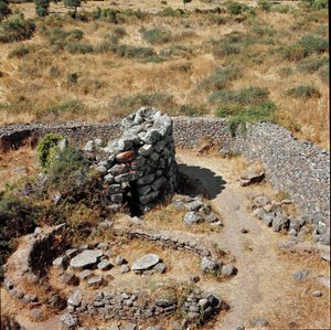 Nuragisk kultur (nuraghi) Sardinian: ruinerna av den nuragiska staden på den megalitiska platsen Losa: ett av försvarstornen. 1400-talet f.Kr. Abbasanta Sardinien Italien