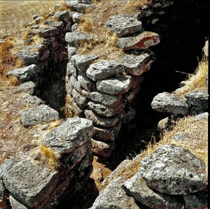 Nuragisk kultur (nuraghi) Sardinian: ruinerna av den nuragiska staden på den megalitiska platsen Losa: ett av försvarstornen. 1400-talet f.Kr. Abbasanta Sardinien Italien