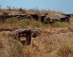 Nuragisk kultur (nuraghi) Sardinien: ruinerna av den förnuragiska staden på den megalitiska platsen Anghelu Ruju: det centrala tornet. 1900-talet f.Kr. Alghero, Sardinien, Italien av Sardinia Nuragic Civilization