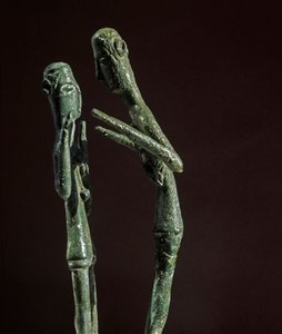 Nuragisk kultur (nuraghi) Sardinien: skulpterad grupp bronsbrottare. 700-talet f.Kr. Cagliari, National Archaeological Museum, Sardinien, Italien av Sardinia Nuragic Civilization