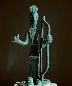 Nuragisk kultur (nuraghi) Sardinian: statyett av en krigare som drar en båge (spjut saknas) i brons. 700-talet f.Kr. Cagliari, National Archaeological Museum, Sardinien, Italien