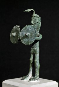 Nuragisk kultur (nuraghi) Sardinian: statyett som föreställer en demonisk varelse beväpnad med en dubbel sköld i brons. 700-talet f.Kr. Cagliari, National Archaeological Museum, Sardinien, Italien