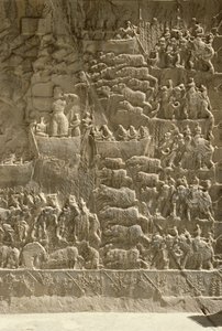 En kunglig galtjakt, möjligen föreställande Khosrow II som skjuter en pil från en båt, relief från sidan av aivanerna, c.620