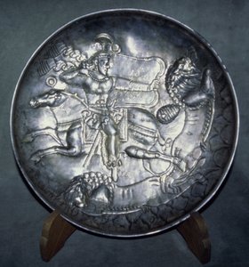 Maträtt föreställande kung Ardashir II (r.379-86), från Sari, Mazandaran, ca. AD 380 (jagat och inskuret silver)