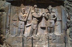 Relief utanför grottorna föreställande kung Ardeshir II:s (379-383) investitur från de sassaniska grottorna i Taq-e Bostan