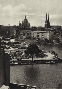 Berlin: Blick über die Spree zum Mühlendamm; Utsikt över Spree och Muhlendamm (s/v foto) av Sasha Stone