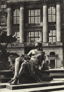 Berlin: Partie vom Schlossbrunnen; Detalj av R Castle Fountain (s/v foto) av Sasha Stone