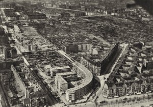 Berlin: Schonlankerstrasse, bostadshus; Bostadshus (s/v foto) av Sasha Stone