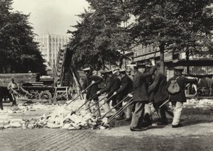 Berlin: Strassenfeger am Wittenberg-Platz; Street Sweepers på Wittenberg Platz (s/v foto) av Sasha Stone