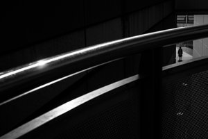 Ensam figur – urban geometri av Satoshi Hata