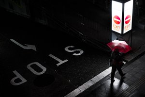 Nattvandring med röda paraplyer av Satoshi Hata