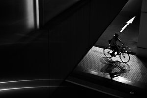 Silhuett av en stadscyklist av Satoshi Hata