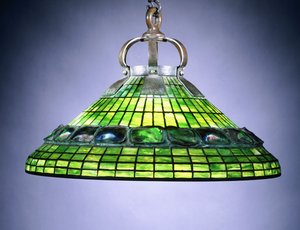 Ett blyat glas turtleback kakel och brons ljuskrona av School American