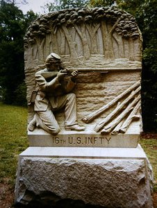 Minnesmärke över det 16:e amerikanska infanteriet vid Chickamauga slagfält (sten) av School American