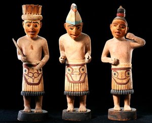 Tre shamanfigurer (målad terrakotta) av School American