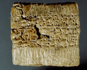 Assyrisk civilisation: graverad låda med kilskriftsfigurer om produktionen av två silvergruvor. Istanbul, arkeologiskt museum