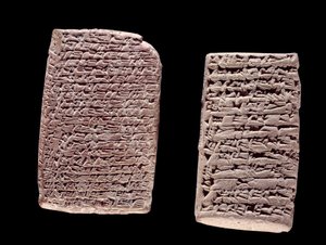 Mesopotamien: Assyriska tavlor (till vänster) av ett handelskontrakt (1800- eller 1700-talet f.Kr.) och babyloniska tavlor (höger) av ett köpekontrakt för ett hus (mellan 1900- och 1500-talet f.Kr.) graverade med inskription i kilskrift. Paris, Brieux Coll