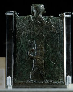 Orientalisk konst, Assyrien (Mesopotamien): häfte som representerar en exorcism (brons, baksida), Antik. Paris, Louvren