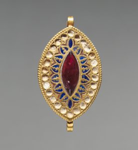 Mandelformat hänge, 400-600 (guld, lapis lazuli, granat och glas)