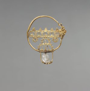 Örhänge med genombrutet, tidig bysantinsk period, 600-800 (guld med bergkristallpärla)