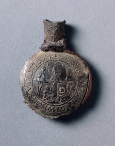 Pilgrims ampulla med scener av korsfästelsen (framifrån) och himmelsfärden (baksidan), c.600 (tenn-blylegering med läderfragment)
