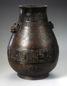 En Hu-vas med gjuten dekoration (brons) (se även 272172 och 272173) av School Chinese