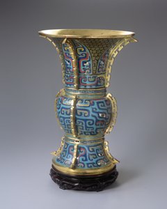 En Zun-formad vas och stativ (cloisonne-emalj & zitan) (se även 272146) av School Chinese