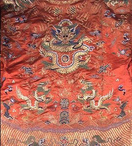 Kinesisk drakrock (broderat terrakottasilke) av School Chinese