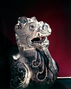 Detalj av en chimär, sex dynastier (220-589) (sten) av School Chinese