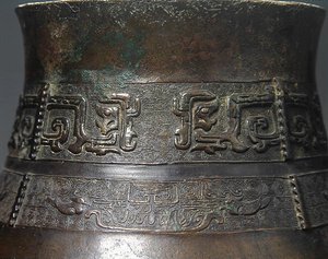 Detalj av en Hu-vas med gjuten dekoration (brons) (detalj av 272172) (se även 272174) av School Chinese
