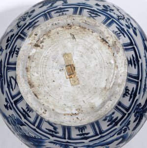 Detalj av en exceptionellt sällsynt och viktig blå och vit burk, Guan Yuan-dynastin, mitten av 1300-talet (keramik) (se även 469089 till 469093) av School Chinese
