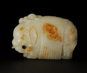 Stående elefant i en klädsel med tofsar dekorerad med klippor och krönta vågor, en pojke som håller ett ruyiscepter klättrande på hans axel (blek celadon) (se även 208383). av School Chinese