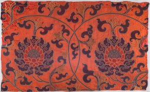 Fragment av textil med mönster av rullande lotusblommor, stjälkar och blad (svivelvävd satin) av School Chinese