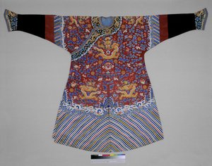 Imperial Robe, sent 1800-tal (Siden med broderier (satinsöm, inkräktande satinsöm, delad stygn, rak stygn, kinesisk knut, soffa, kontur, lagd arbete, knapphål)) av School Chinese