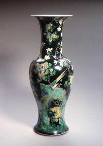 Stor Famille Noire Yen Yen Vas, Kangxi period (1662-1722) (porslin) (se 272192) av School Chinese