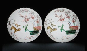 Ett par fat dekorerade med famille verte-emaljer i Kakiemon-stil, Kangxi-period av School Chinese