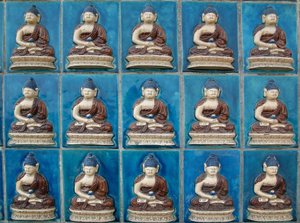 Liten Buddha-mur på ön Hydrangeas ("Qionghua") vid Beihai Park eller North Sea Park i Pekin. Fotografi, Leonard de Selva, Kina, 2006. av School Chinese