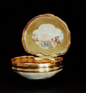 Snusdosa i form av ett skal, Qianlong period (1736-95) c.1760 (porslin) (se även 210140) av School Chinese