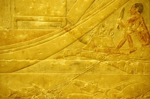 Forntida Egypten, Väggsnideri/målning, Mastaba/Tomb of Idout, Saqqara, 2323-2150 f.Kr., En fiskare som skalar fisk och håller ett fyrkantigt spjut (foto) av School Egyptian