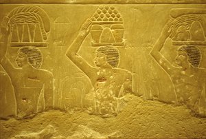 Forntida Egypten, Väggristning/-målning, Mastaba/Tomb of Idout, Saqqara, 2323-2150 f.Kr, Bärare med offergåvor (foto) av School Egyptian