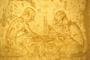 Forntida Egypten, Väggristning/-målning, Petosiris grav, Tuna el Gebel, 300 f.Kr, Män tillverkar salvor (foto) av School Egyptian