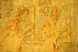 Forntida Egypten, Väggristning/-målning, Petosiris grav, Tuna el Gebel, 300 f.Kr, Arbetare använder mortel (foto) av School Egyptian