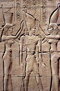 Forntida Egypten, Väggmålning/ristning, En kung tar emot dubbelkronan från Isis och Nephthys, Horustemplet, Edfu (foto) av School Egyptian