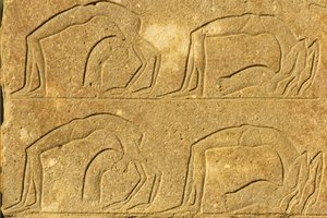 Forntida Egypten, Väggmålning/ristning, Kvinnliga akrobater uppträder, Karnak-templet, Luxor (foto) av School Egyptian